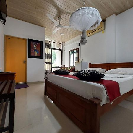 Lake Wave Hotel Anuradhapura Esterno foto