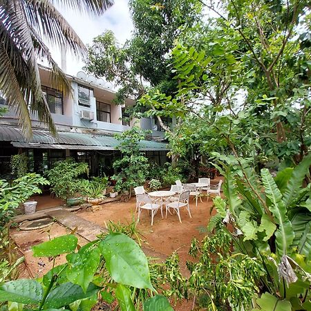 Lake Wave Hotel Anuradhapura Esterno foto