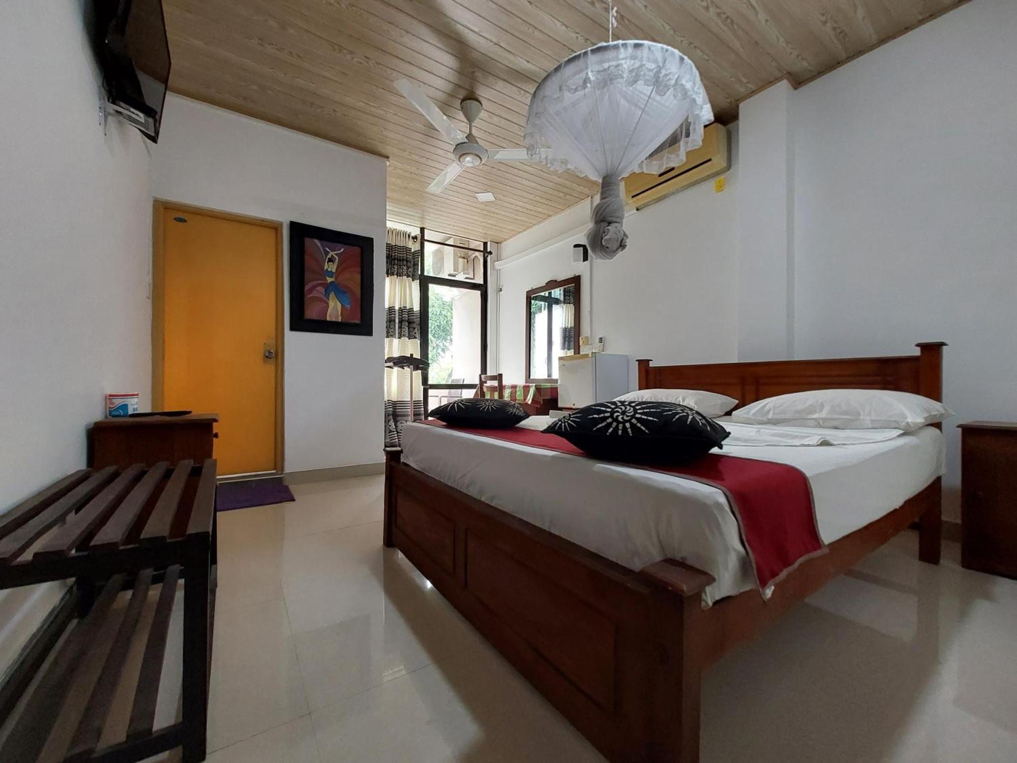 Lake Wave Hotel Anuradhapura Esterno foto