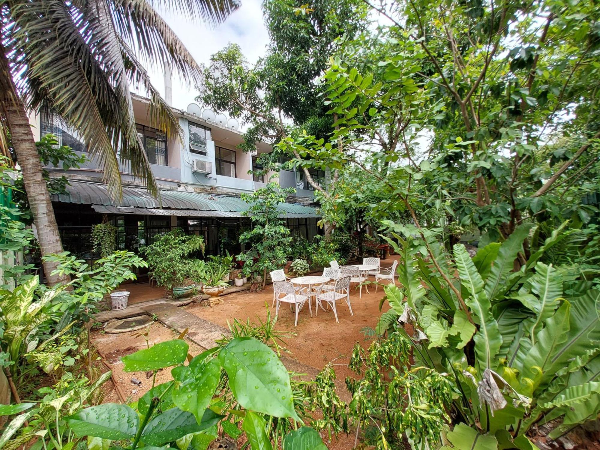 Lake Wave Hotel Anuradhapura Esterno foto