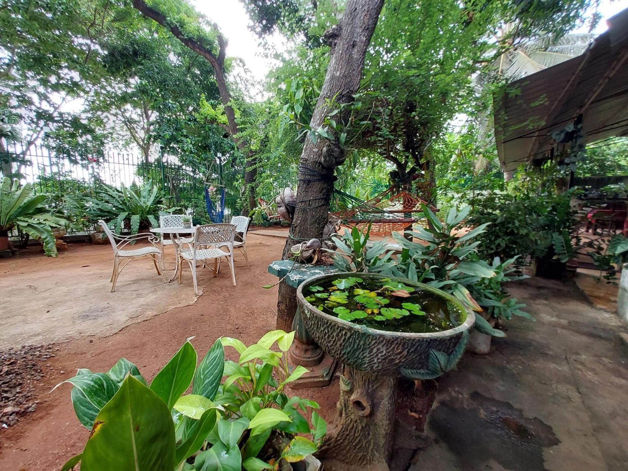 Lake Wave Hotel Anuradhapura Esterno foto