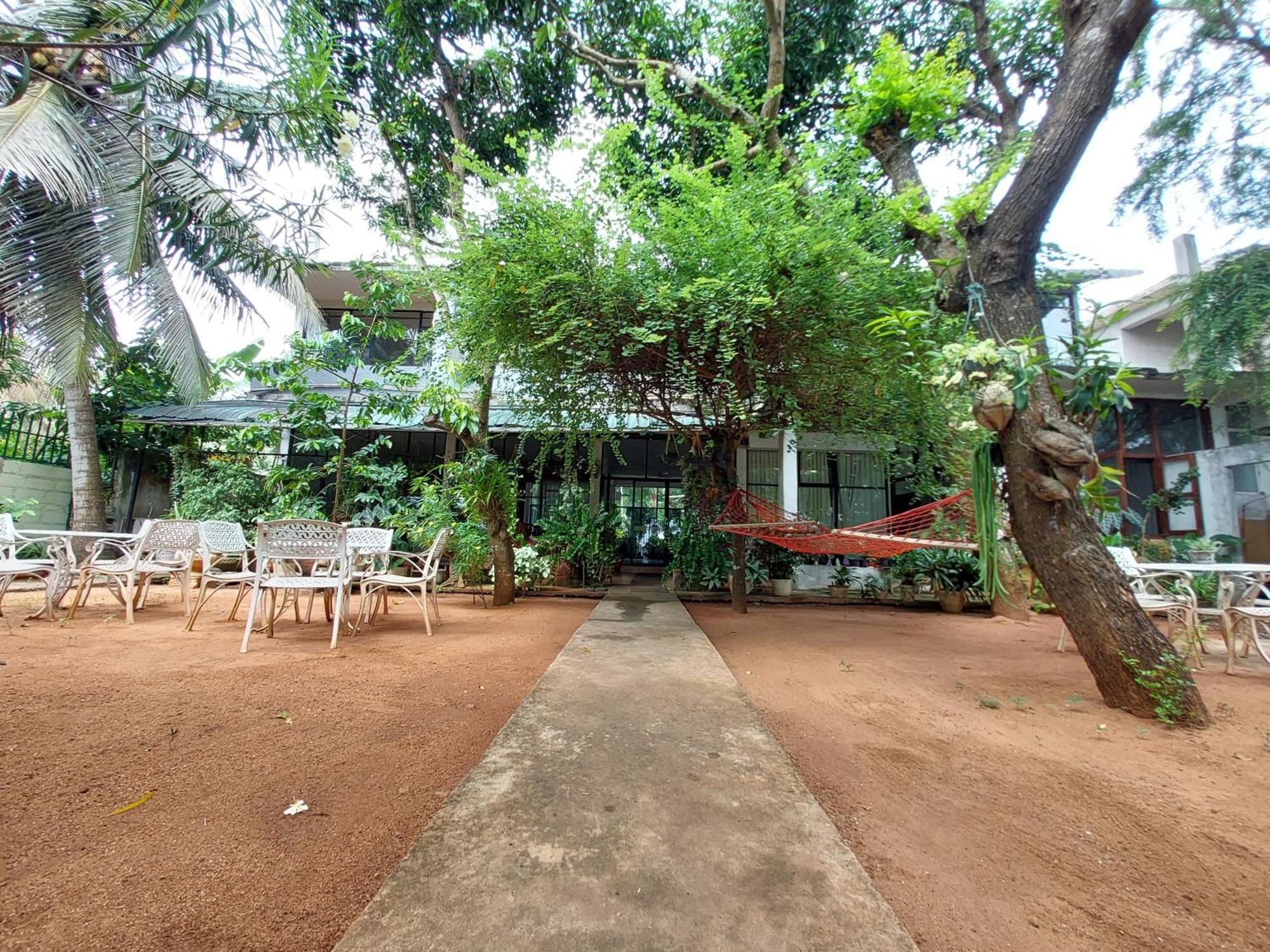 Lake Wave Hotel Anuradhapura Esterno foto