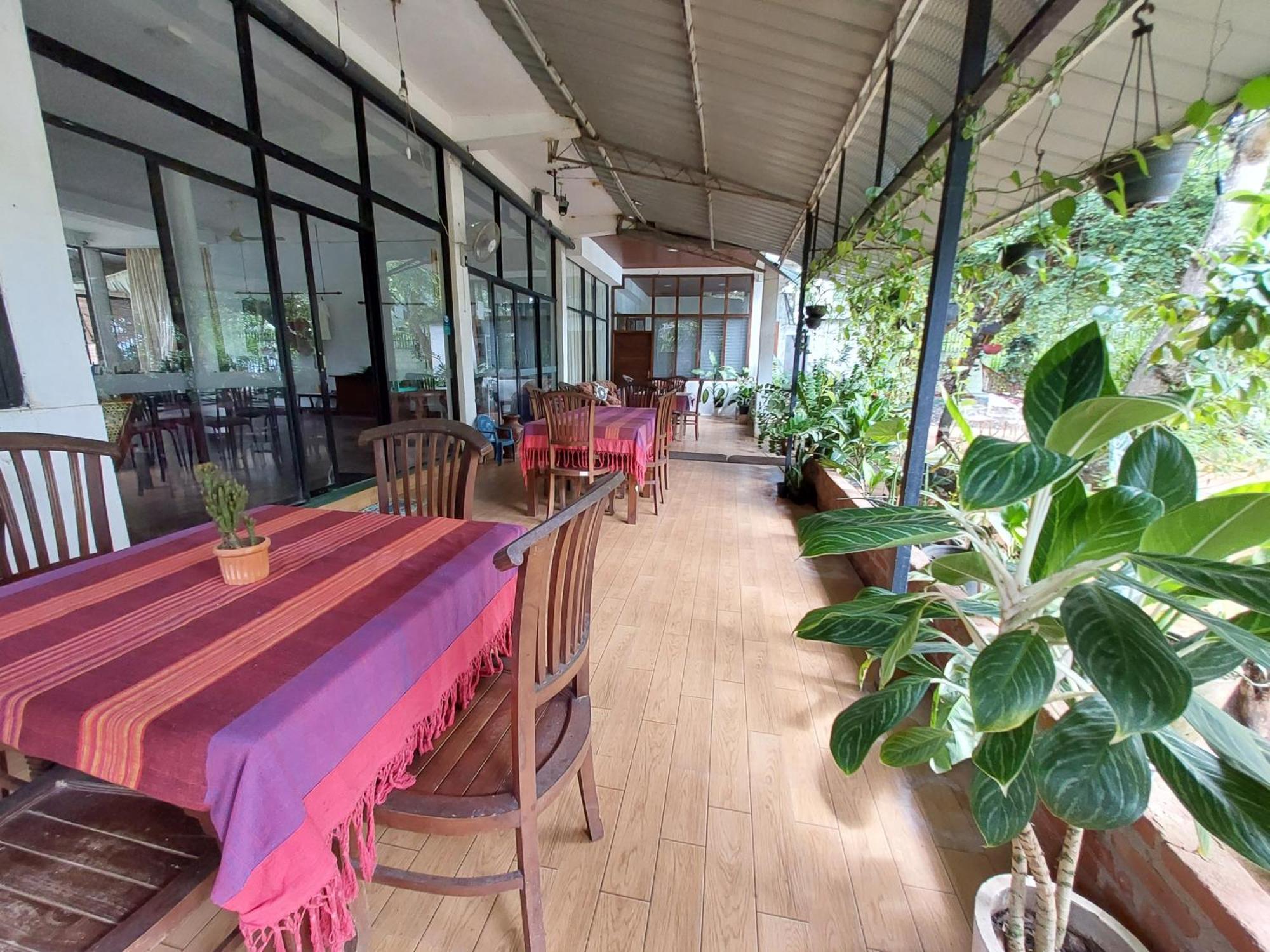 Lake Wave Hotel Anuradhapura Esterno foto