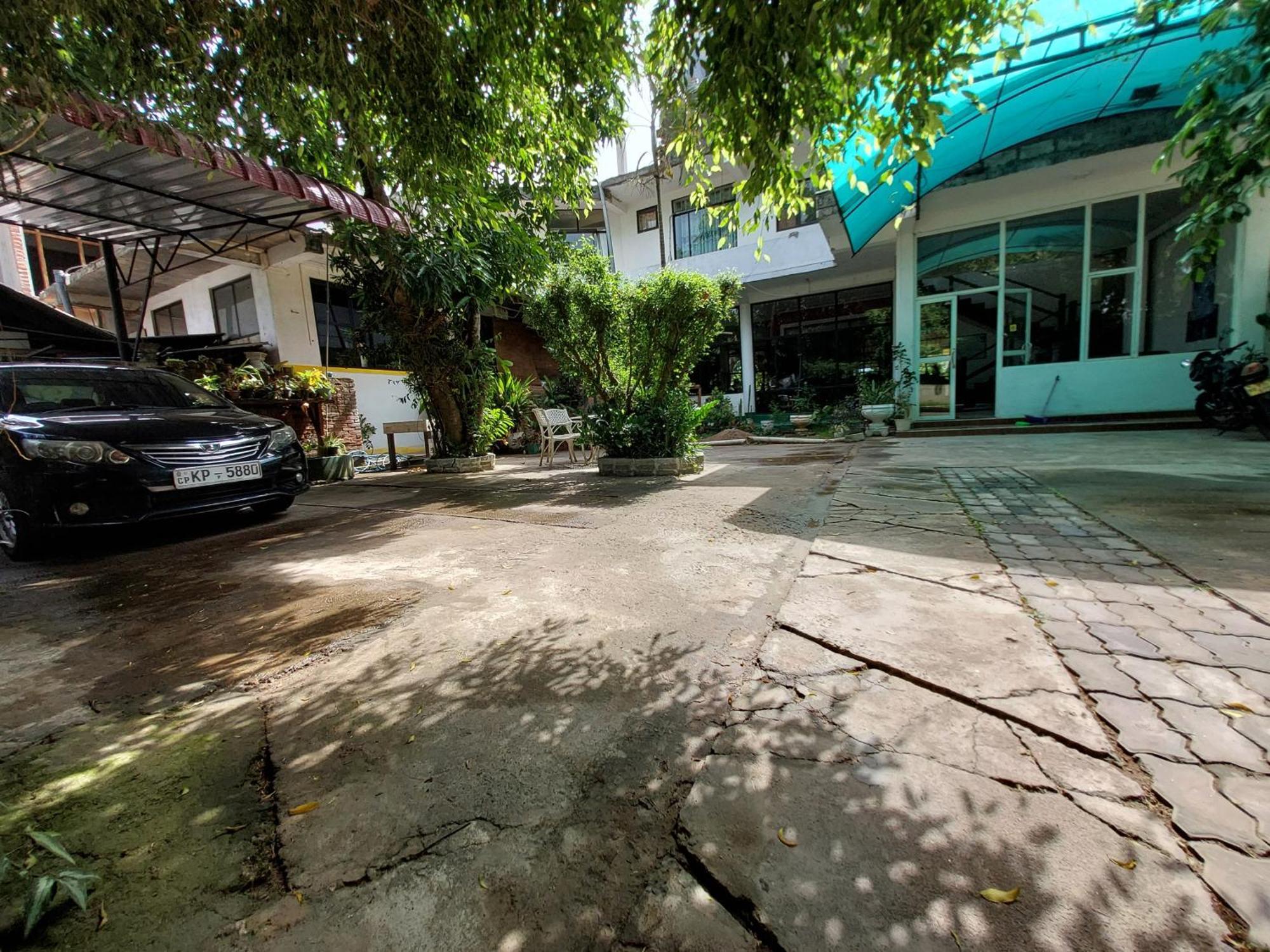 Lake Wave Hotel Anuradhapura Esterno foto