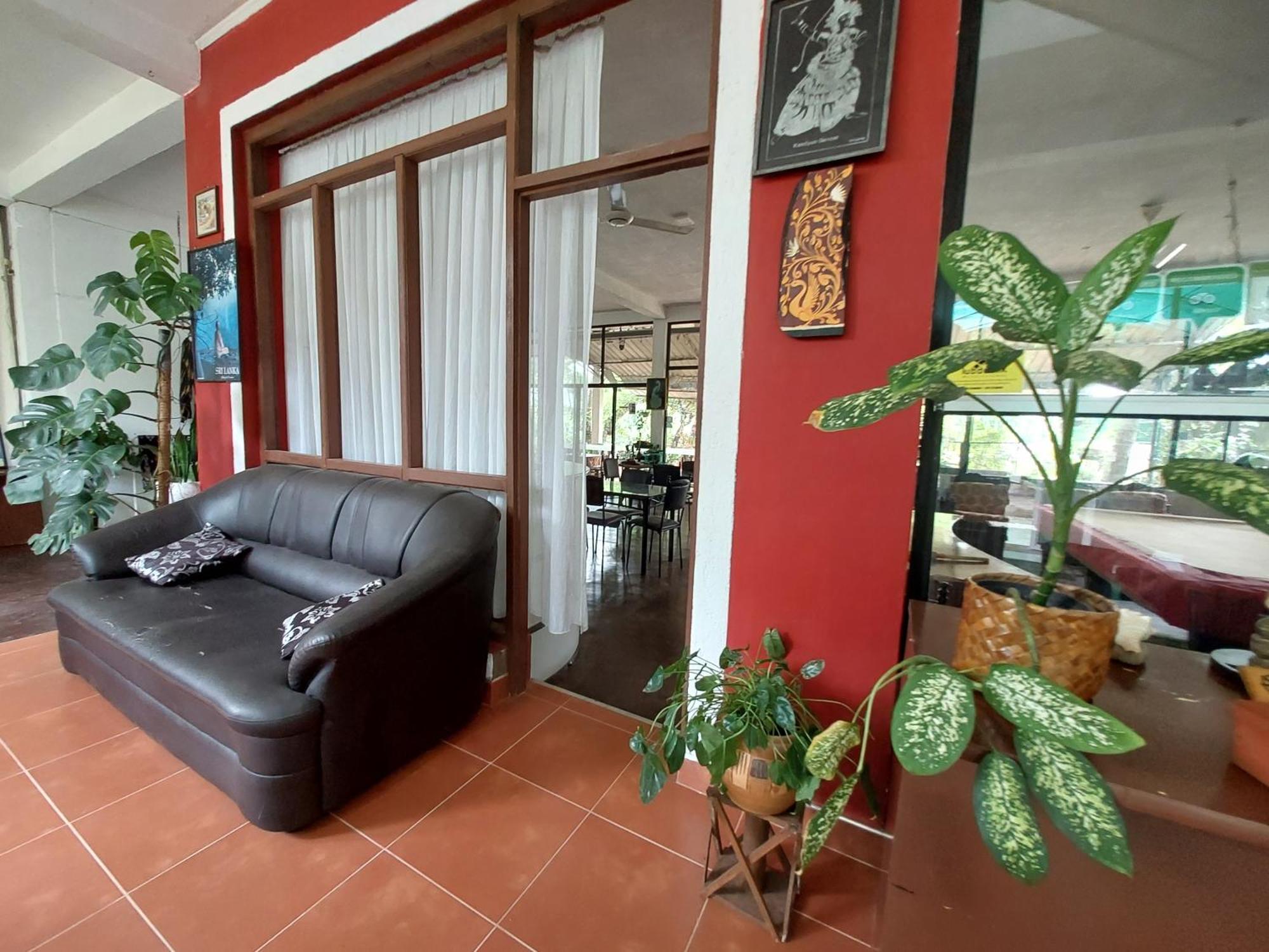 Lake Wave Hotel Anuradhapura Esterno foto