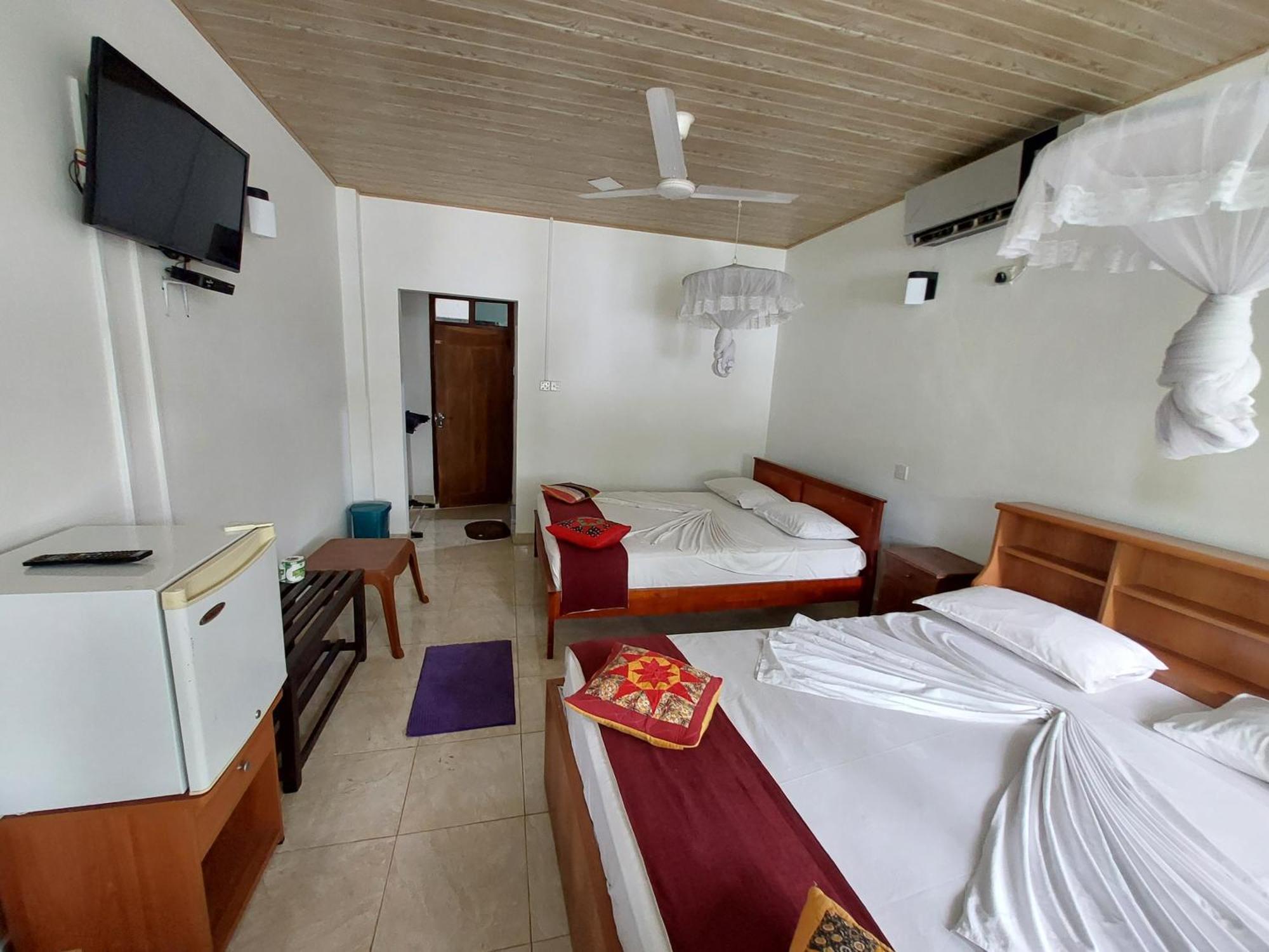 Lake Wave Hotel Anuradhapura Esterno foto