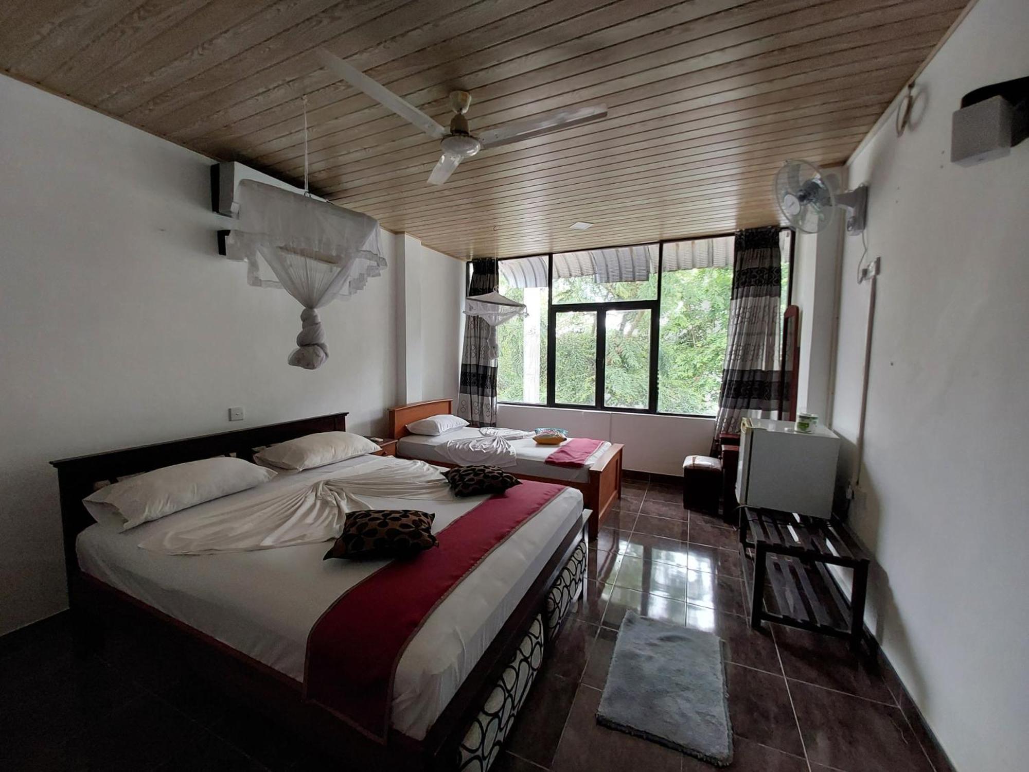 Lake Wave Hotel Anuradhapura Esterno foto