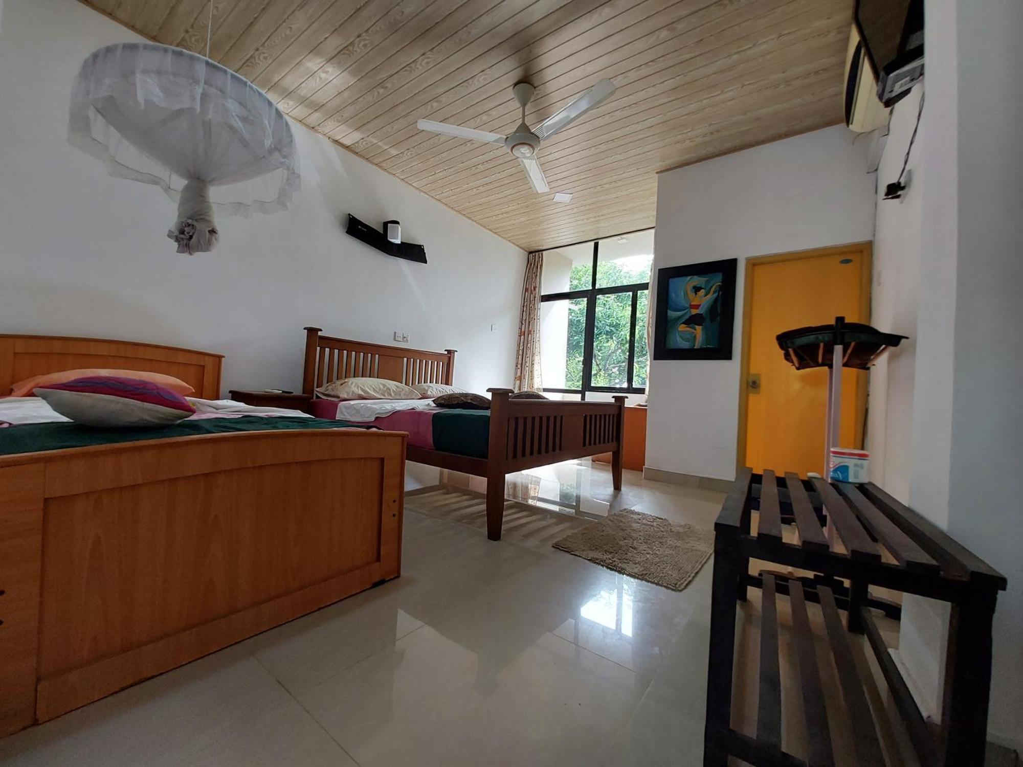 Lake Wave Hotel Anuradhapura Esterno foto