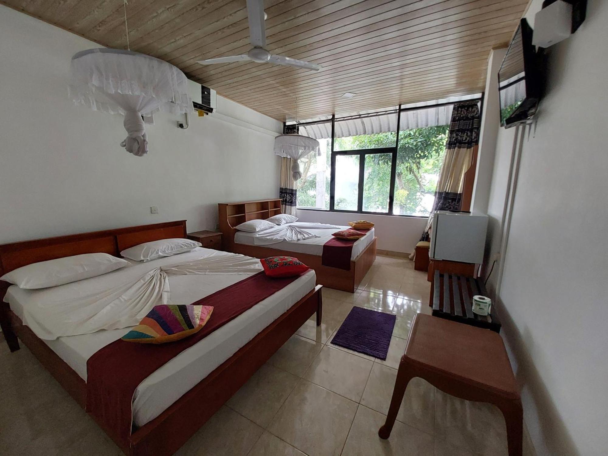 Lake Wave Hotel Anuradhapura Esterno foto