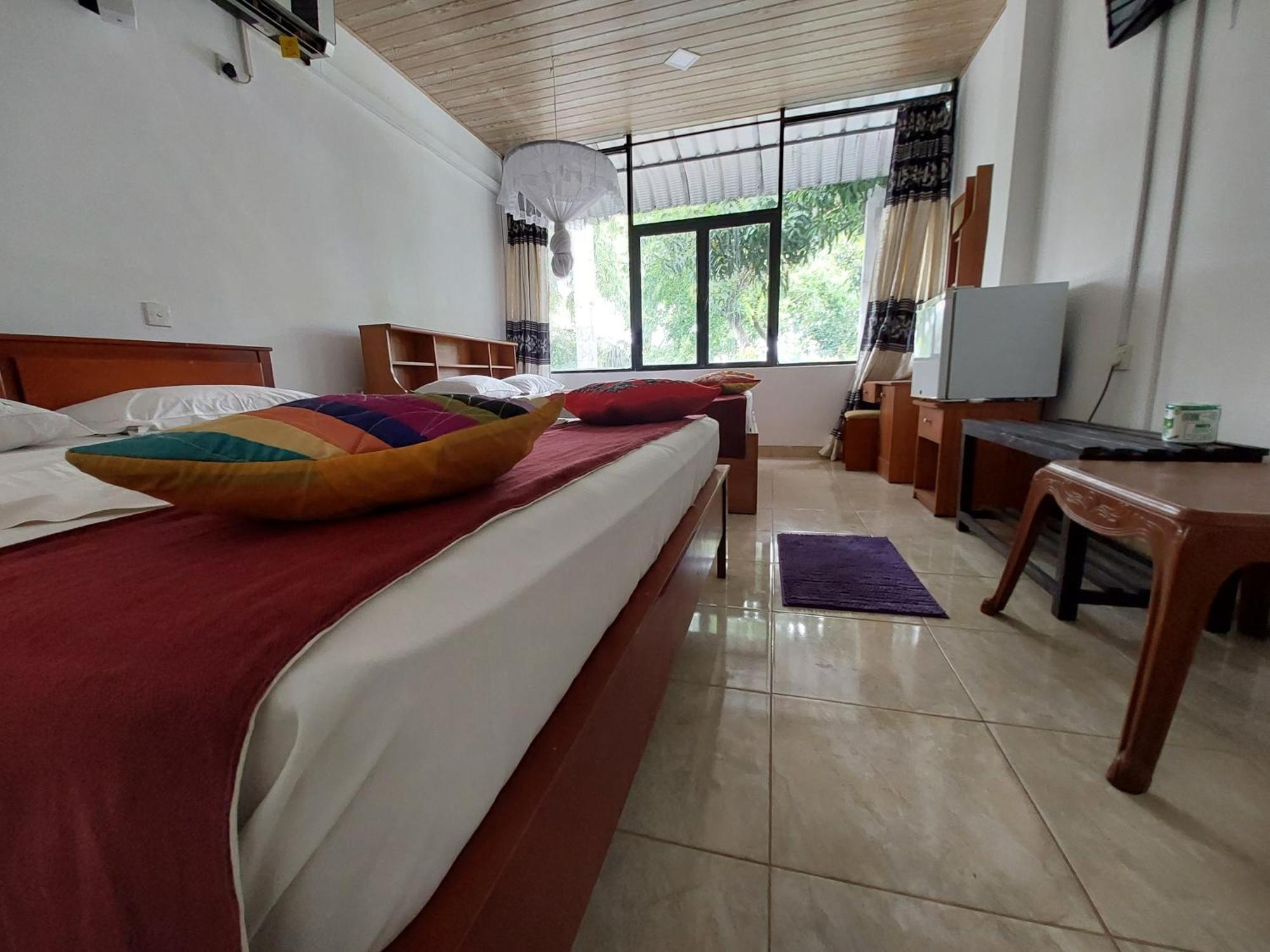 Lake Wave Hotel Anuradhapura Esterno foto