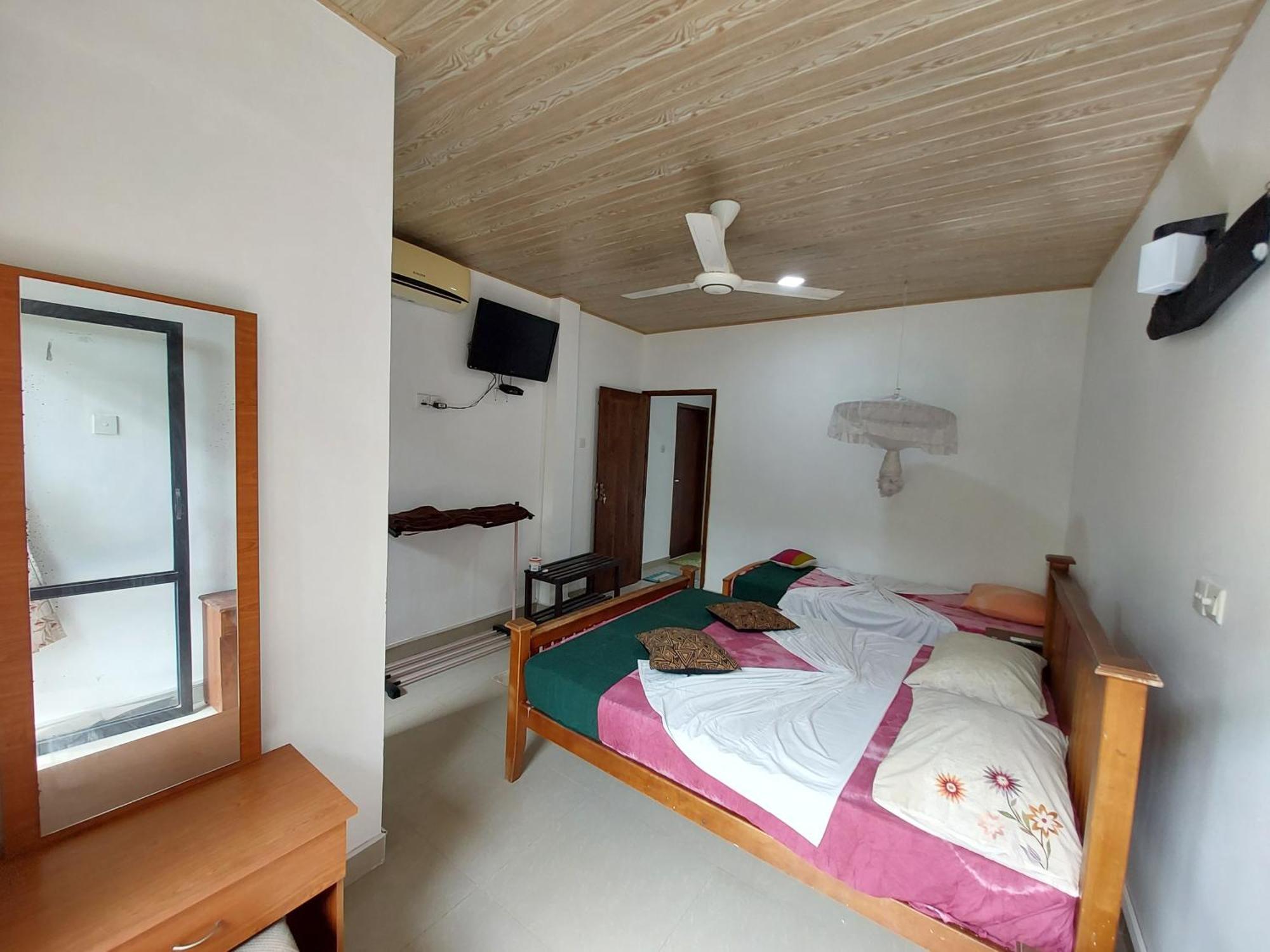 Lake Wave Hotel Anuradhapura Esterno foto