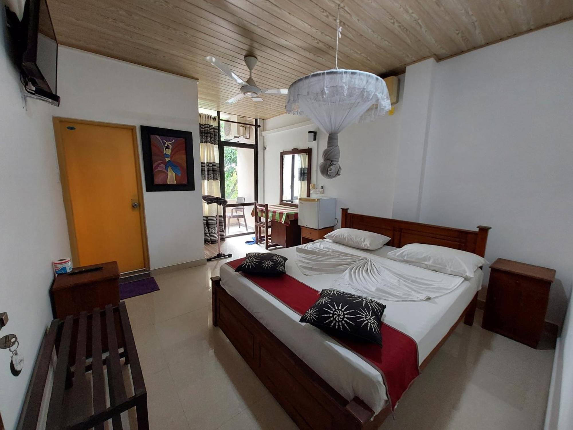 Lake Wave Hotel Anuradhapura Esterno foto