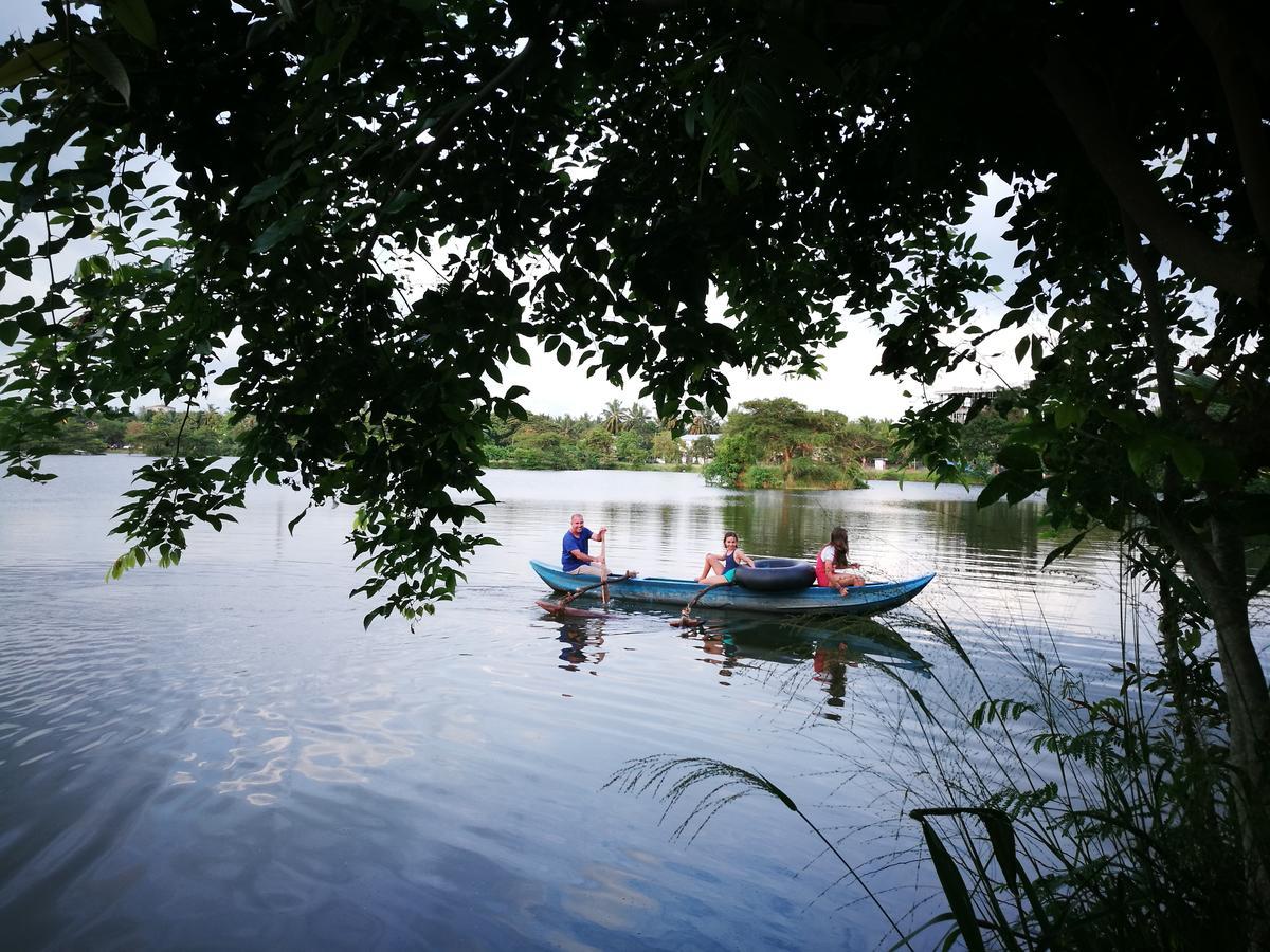 Lake Wave Hotel Anuradhapura Esterno foto